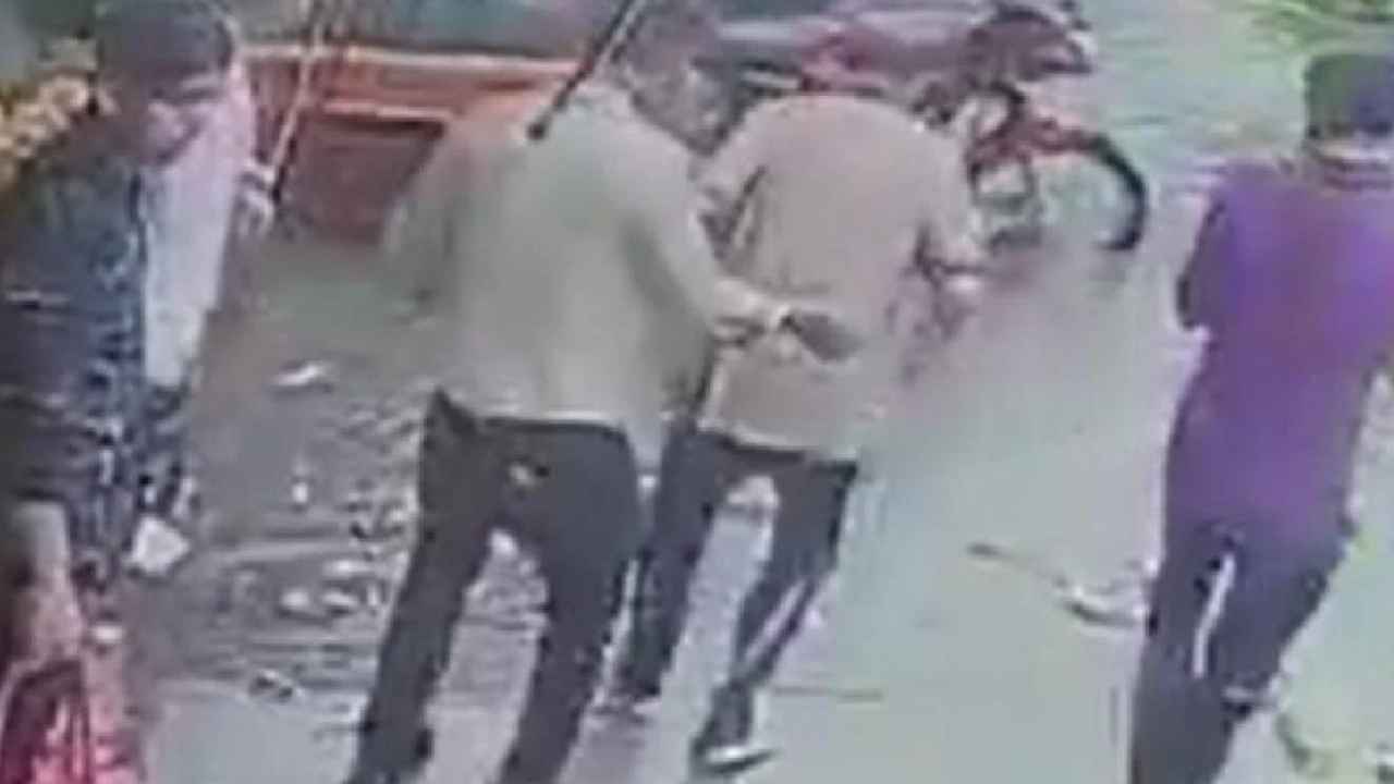 Ghaziabad Manhole : షాకింగ్ వీడియో.. అంతా చూస్తుండగానే, నడుస్తూ నడుస్తూ మ్యాన్ హోల్‌లో ఎలా పడిపోయారో చూడండి