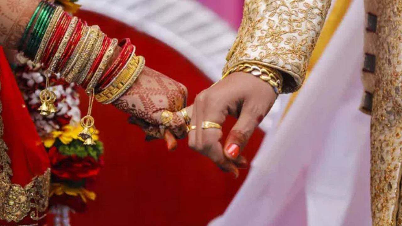 Madhya Pradesh : పెళ్లి జరుగుతుండగా విషం తాగిన వధూవరులు.. వరుడు మృతి, వధువు పరిస్థితి విషమం