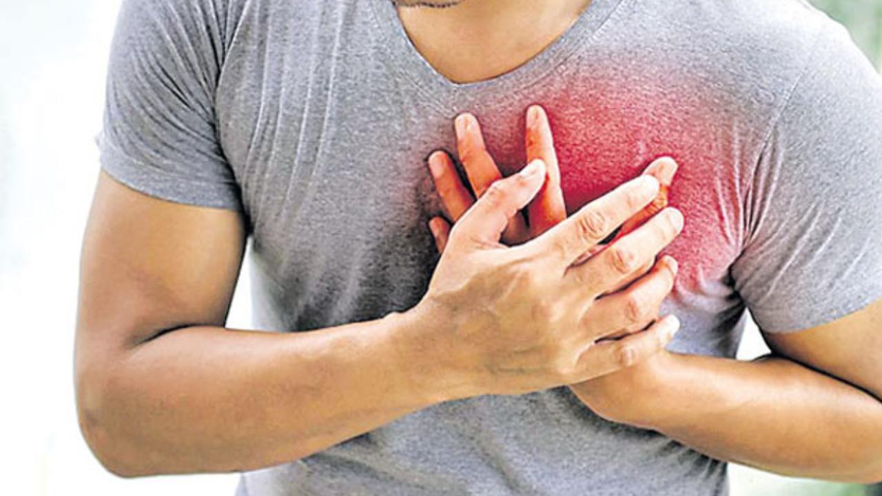 Heart Attack : క్రికెట్ ఆడుతూ గుండె పోటుతో సాఫ్ట్ వేర్ ఉద్యోగి మృతి