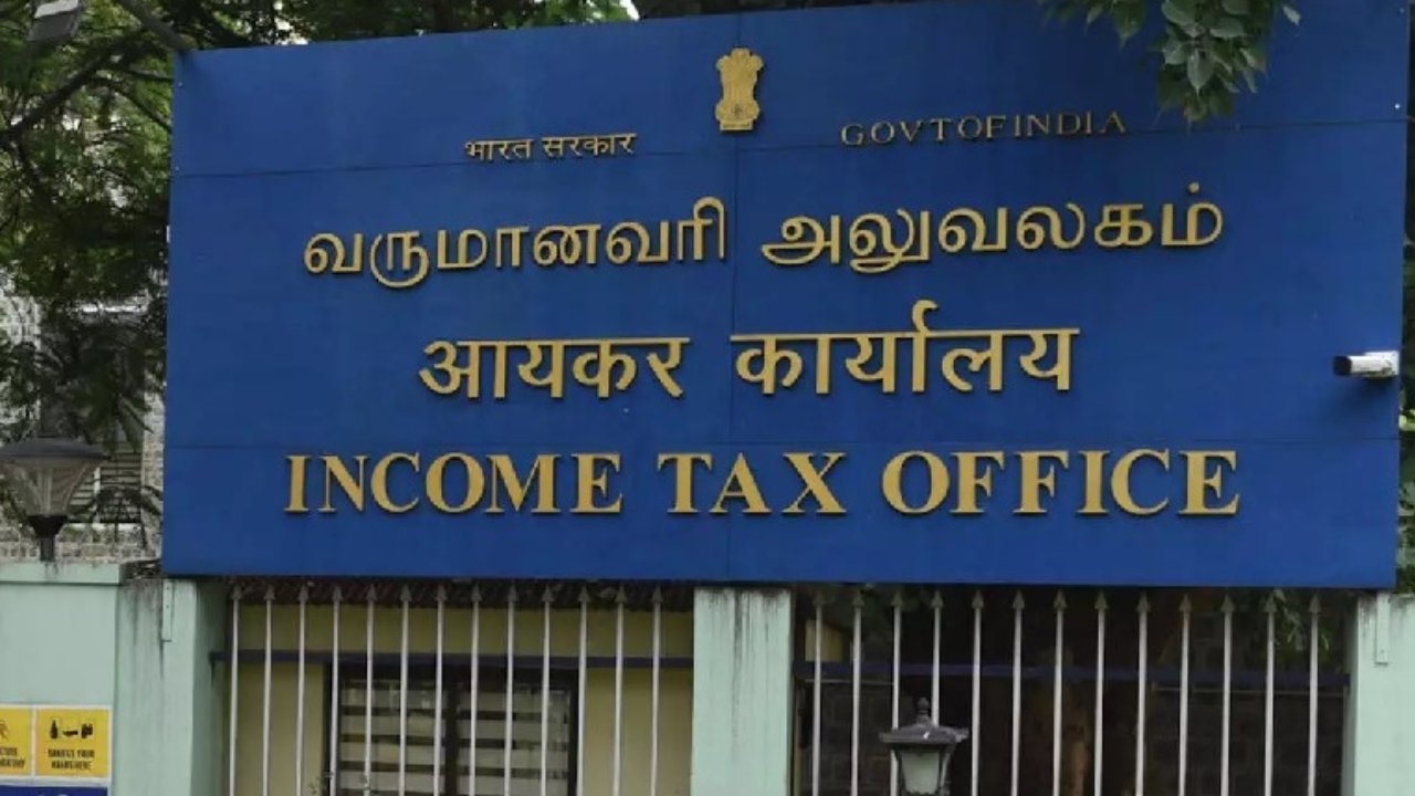 IT searches: ఏపీ, తెలంగాణలోని పలు వస్త్ర దుకాణాల్లో ఐటీ సోదాలు..