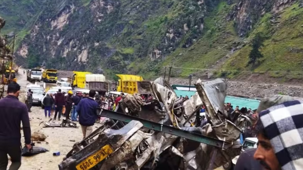 Kishtwar Road accident: జమ్మూకశ్మీర్ కిష్త్వార్‌లోని డ్యామ్ వద్ద ప్రమాదం.. ఏడుగురు మృతి