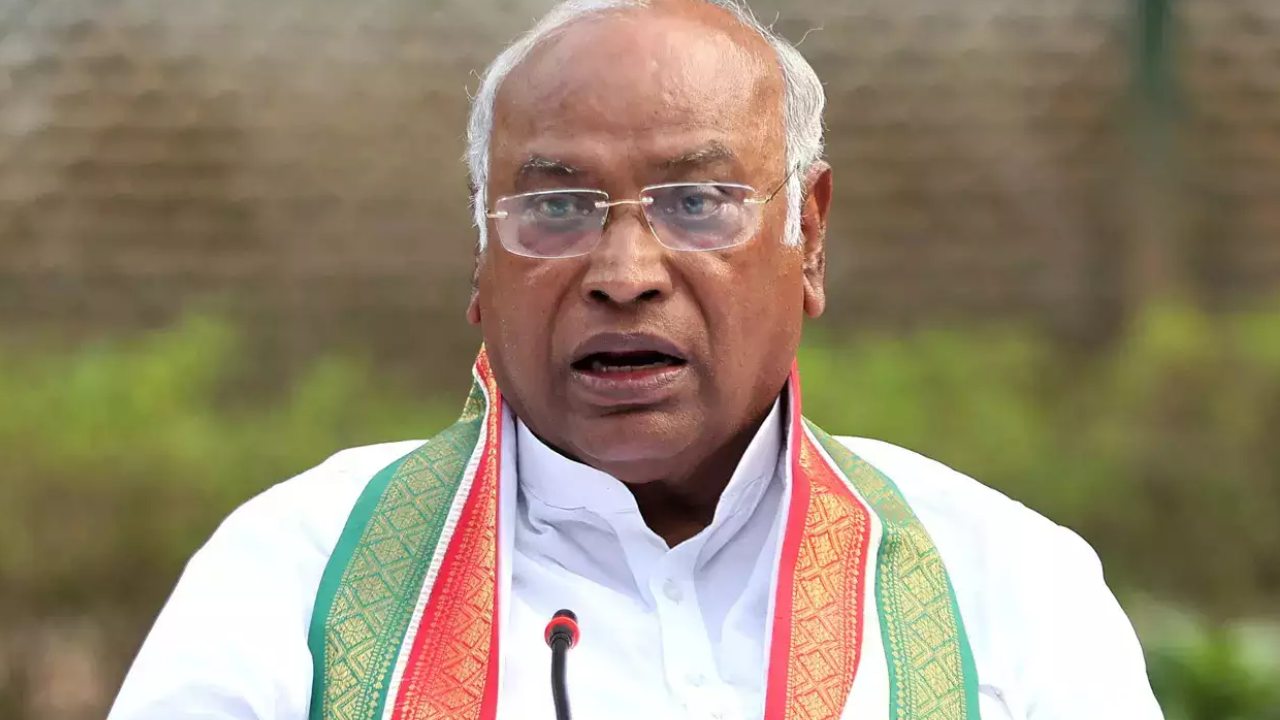 Mallikharjuna Kharge : భ‌జ‌రంగ్‌ద‌ళ్‌పై సంచలన వ్యాఖ్యలు.. మల్లిఖార్జున ఖర్గేపై ప‌రువున‌ష్టం కేసు నమోదు