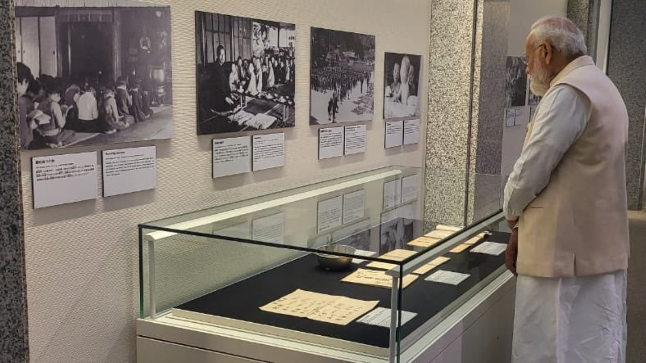 PM Modi Japan Visit : హిరోషిమాలో రెండోరోజు.. అణుదాడిలో మరణించిన వారికి ప్రధాని మోదీ నివాళి..