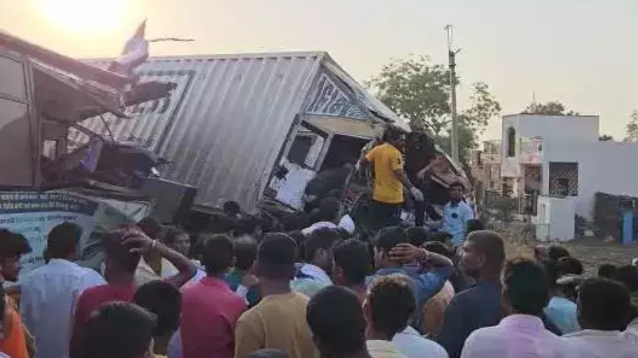 Road Accident: నాగ్‌పూర్-పూణే హైవేపై ట్రక్కును ఢీకొట్టిన బస్సు.. ఏడుగురు మృతి