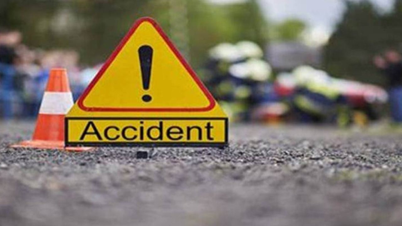 Road accident: ఒకదానివెనుక ఒకటి ఢీకొన్న ఐదు వాహనాలు.. నిట్టనిలువునా ఆయిల్ ట్యాంకర్‌కు చీలికలు