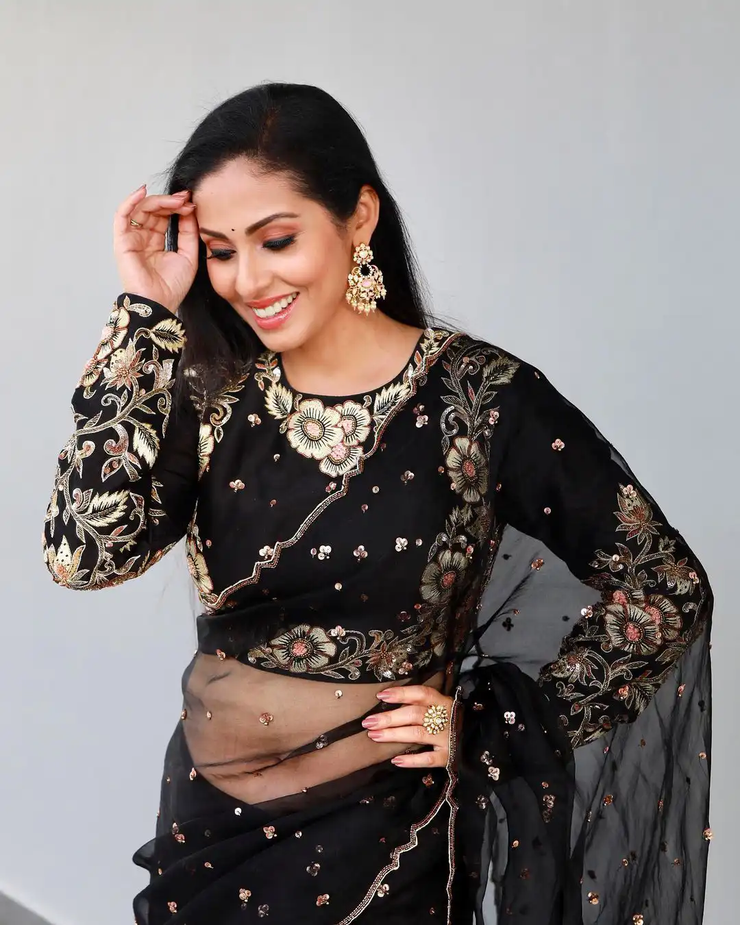 South Actress Sadaa latest photos in black saree