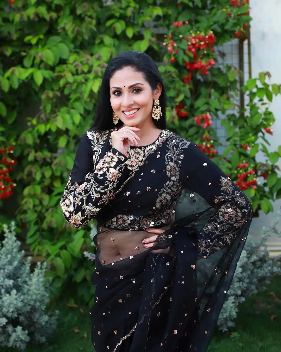 South Actress Sadaa latest photos in black saree