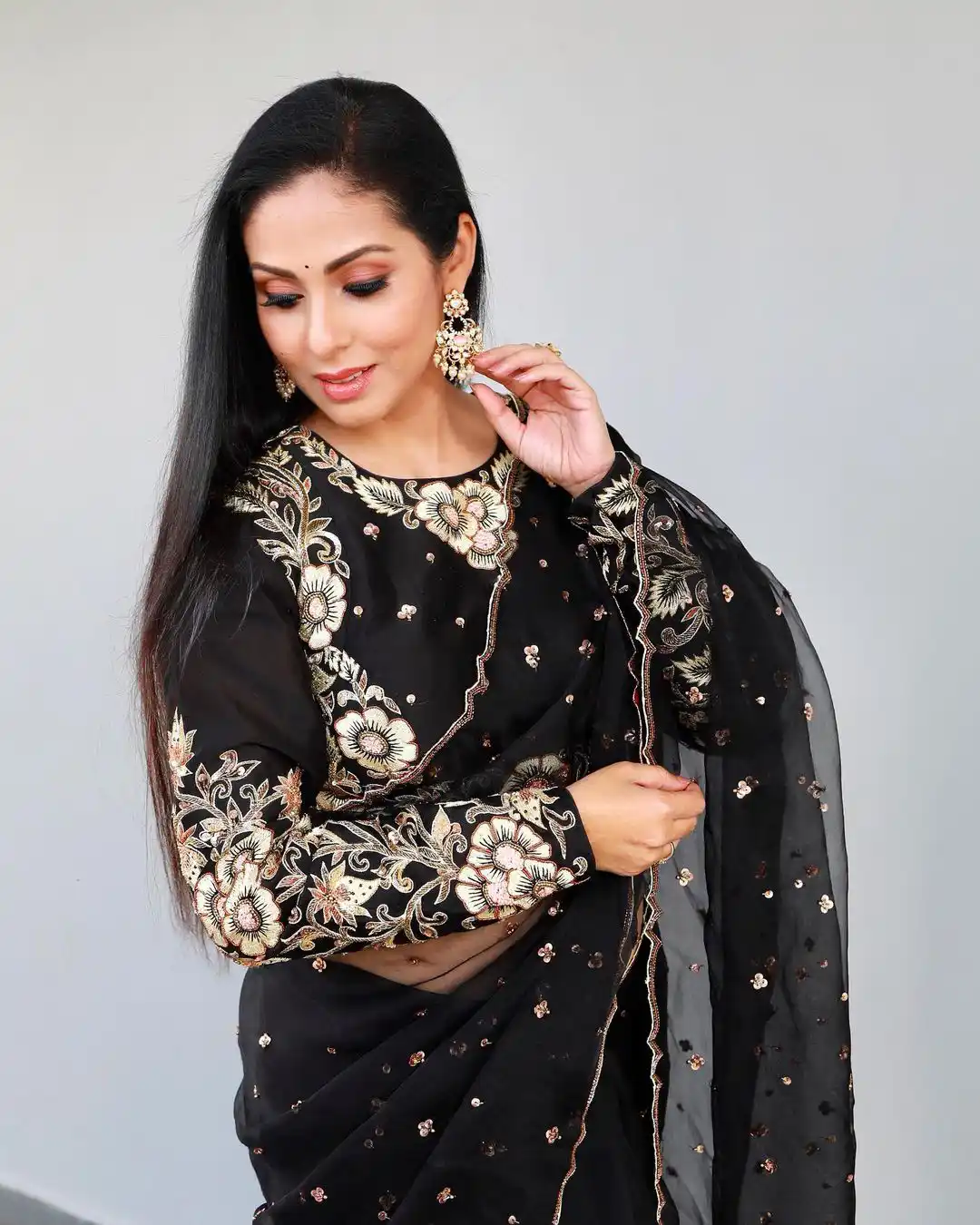 South Actress Sadaa latest photos in black saree