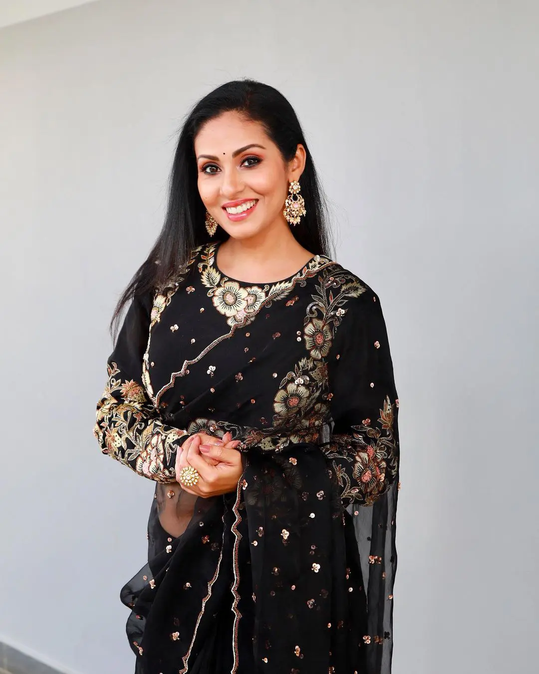 South Actress Sadaa latest photos in black saree