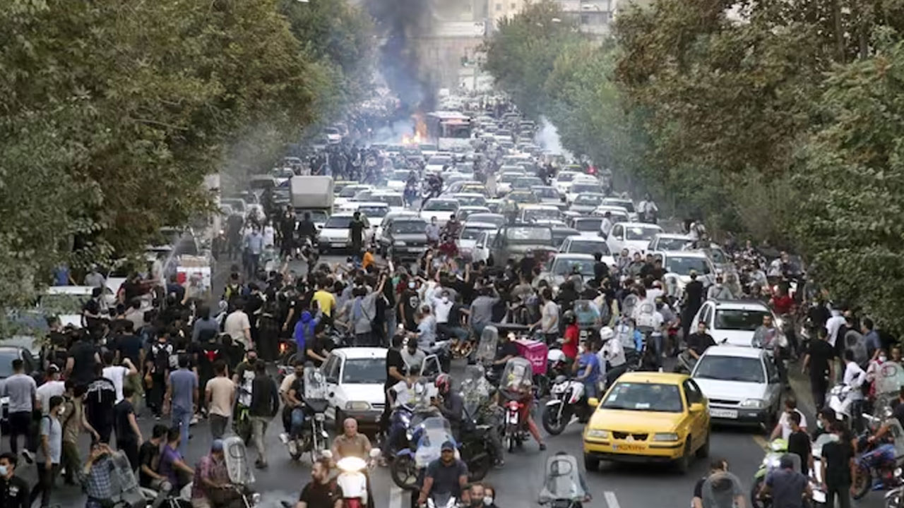 Iran: ప్రభుత్వానికి వ్యతిరేకంగా నిరసన చేసినందుకు ముగ్గురిని ఉరి తీసిన ఇరాన్