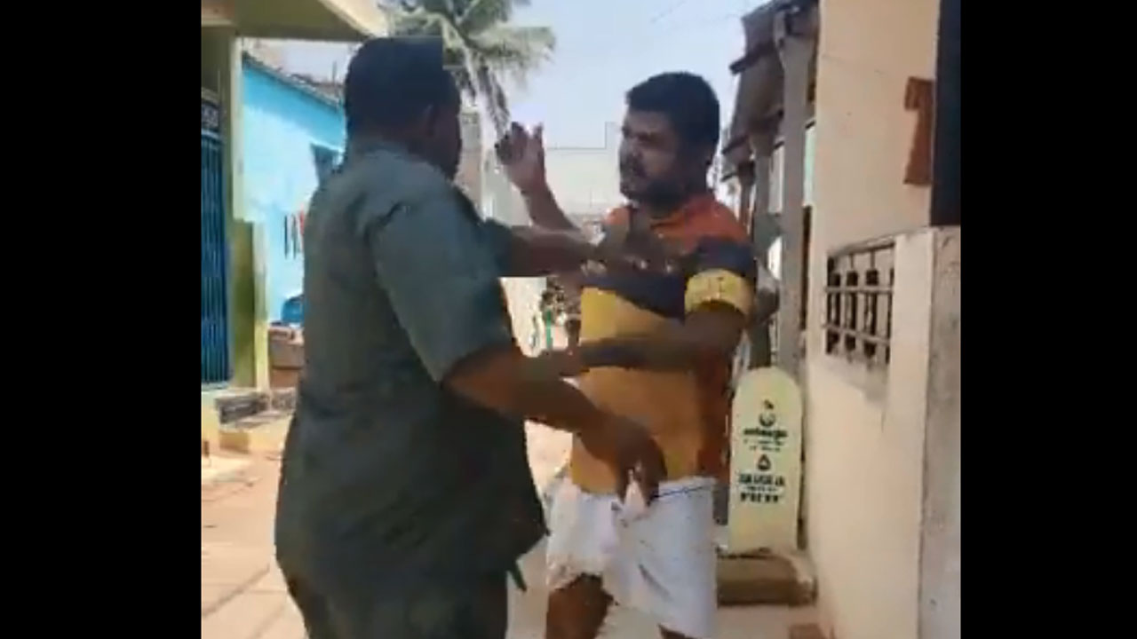 Viral Video: బిల్లు వసూలు చేసేందుకు వచ్చిన విద్యుత్ శాఖ ఉద్యోగిని చెప్పుతో కొట్టిన వ్యక్తి