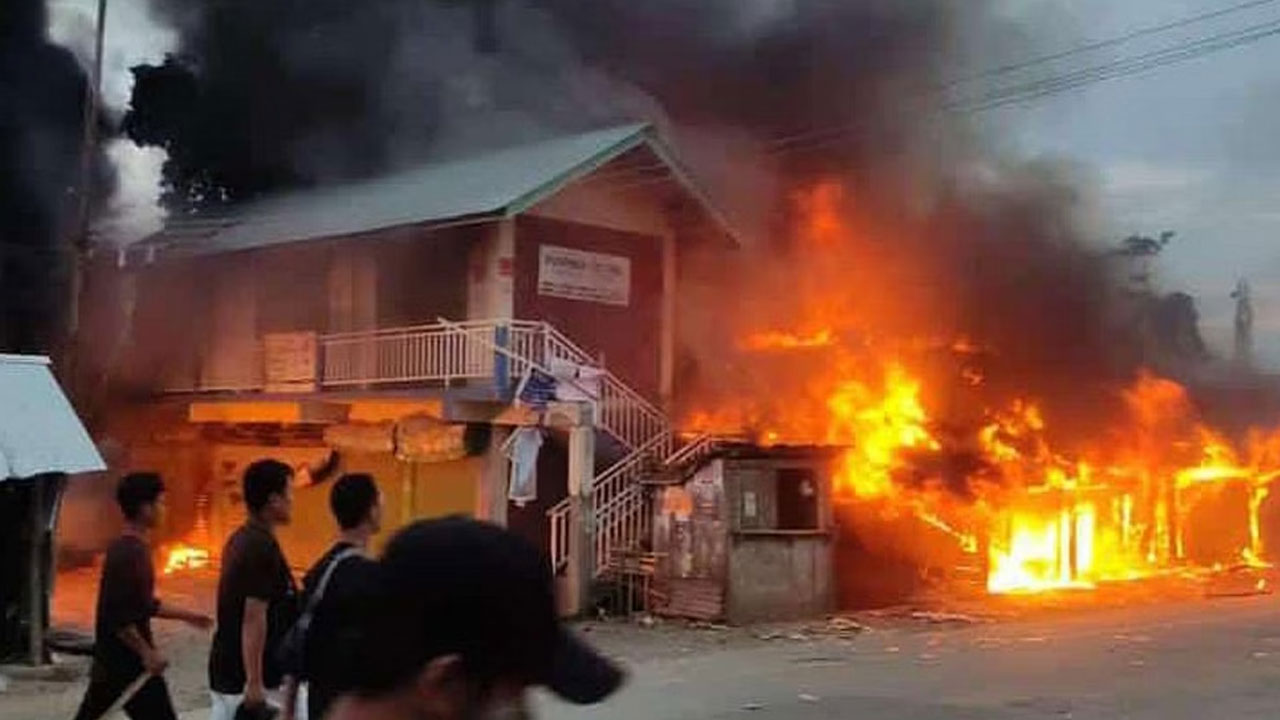 Manipur violence: కనిపిస్తే కాల్చేయండి.. మణిపూర్‭ అల్లర్ల నేపథ్యంలో కఠిన ఆదేశాలు ఇచ్చిన ప్రభుత్వం