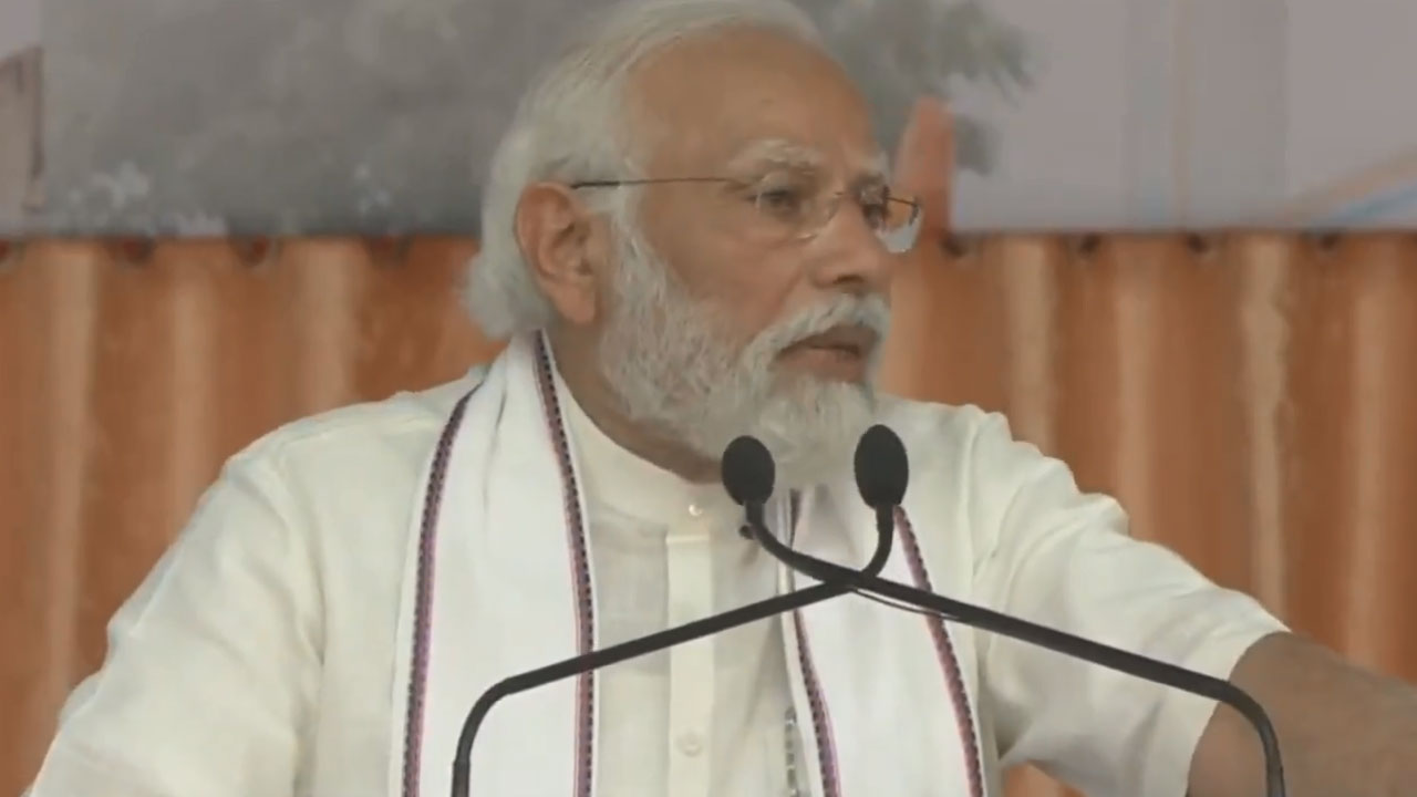 Gujarat: పుట్టిన రోజు తెలియకపోవడం వల్లే స్కూలుకు విద్యార్థులకు దూరం పెరగుతోంది.. ప్రధాని మోదీ