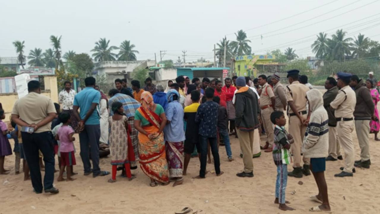 Bapatla : వేటపాలెం సముద్ర తీర ప్రాంతాల్లో ఉద్రిక్తత.. ఇరువర్గాల మధ్య ఘర్షణ