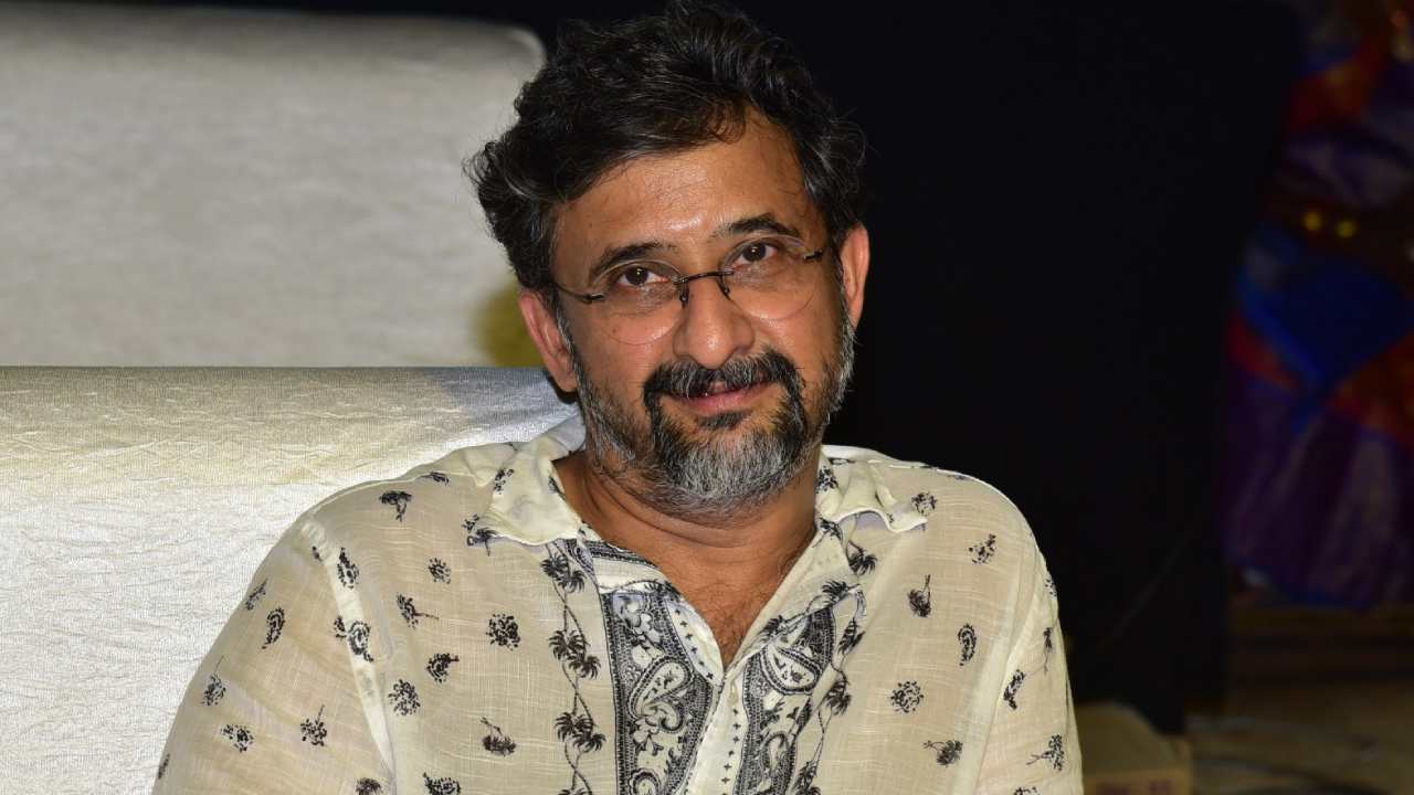 Director Teja : డైరెక్టర్ తేజ వెనుక ఇంత విషాదం ఉందా?? చిన్నప్పుడే తల్లితండ్రులు, ఆస్తులు కోల్పోయి.. ఫుట్‌పాత్ మీద పడుకొని..