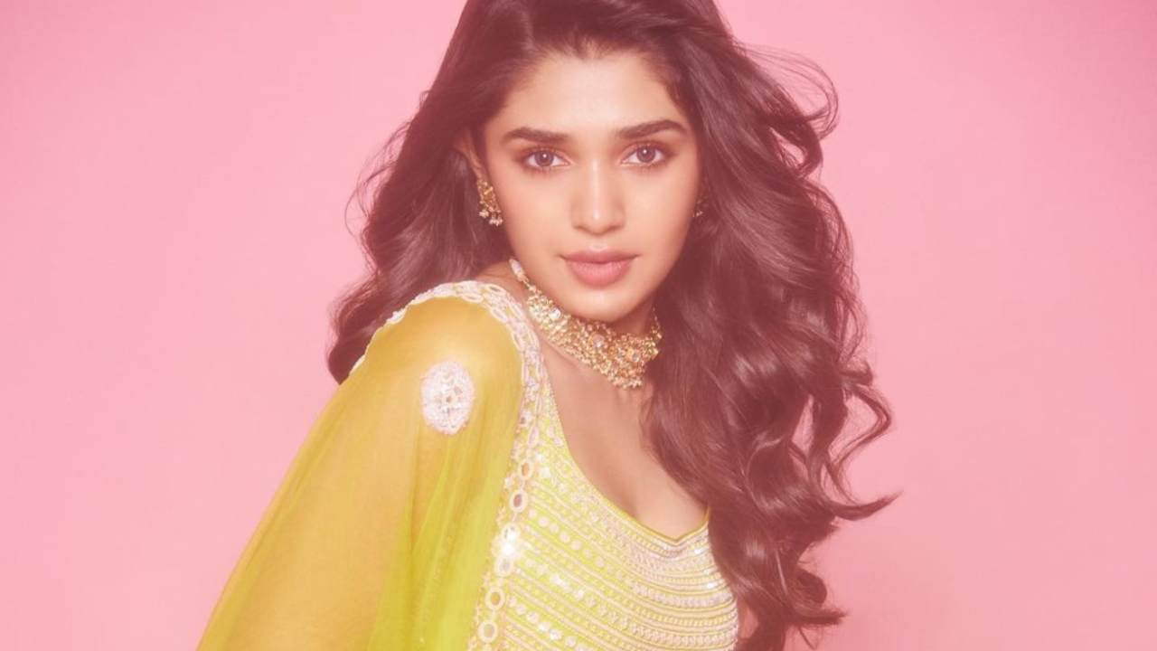 Krithi Shetty : ఊ అంటావా.. ఊ ఊ అంటావా.. లాంటి పాటలు నేను చేయను.. కానీ సమంత..