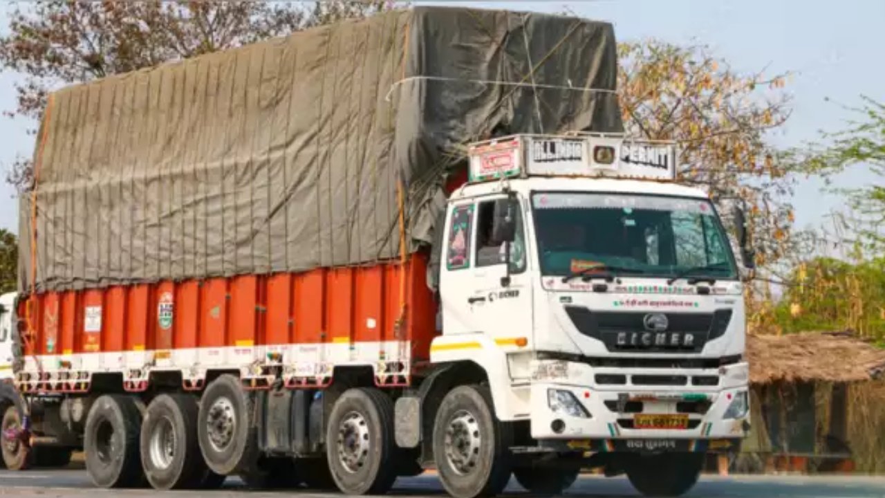 Nitin Gadkari: 2025 నుంచి అన్ని ట్రక్కుల్లో డ్రైవర్లకు ఏసీ క్యాబిన్లు తప్పనిసరి.. ఫైలుపై సంతకం చేశానన్న కేంద్ర మంత్రి