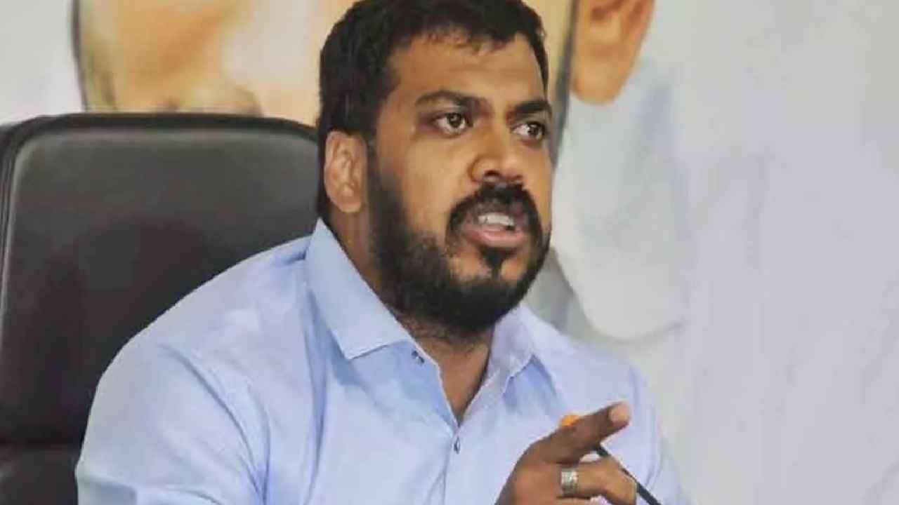 YSRCP : ఆ ఇద్దరు వైసీపీ నేతలు కుట్రలు చేస్తున్నారు, టాప్ టు బాటం లేపి కొడతా- వైసీపీ ఎమ్మెల్యే సంచలన వ్యాఖ్యలు