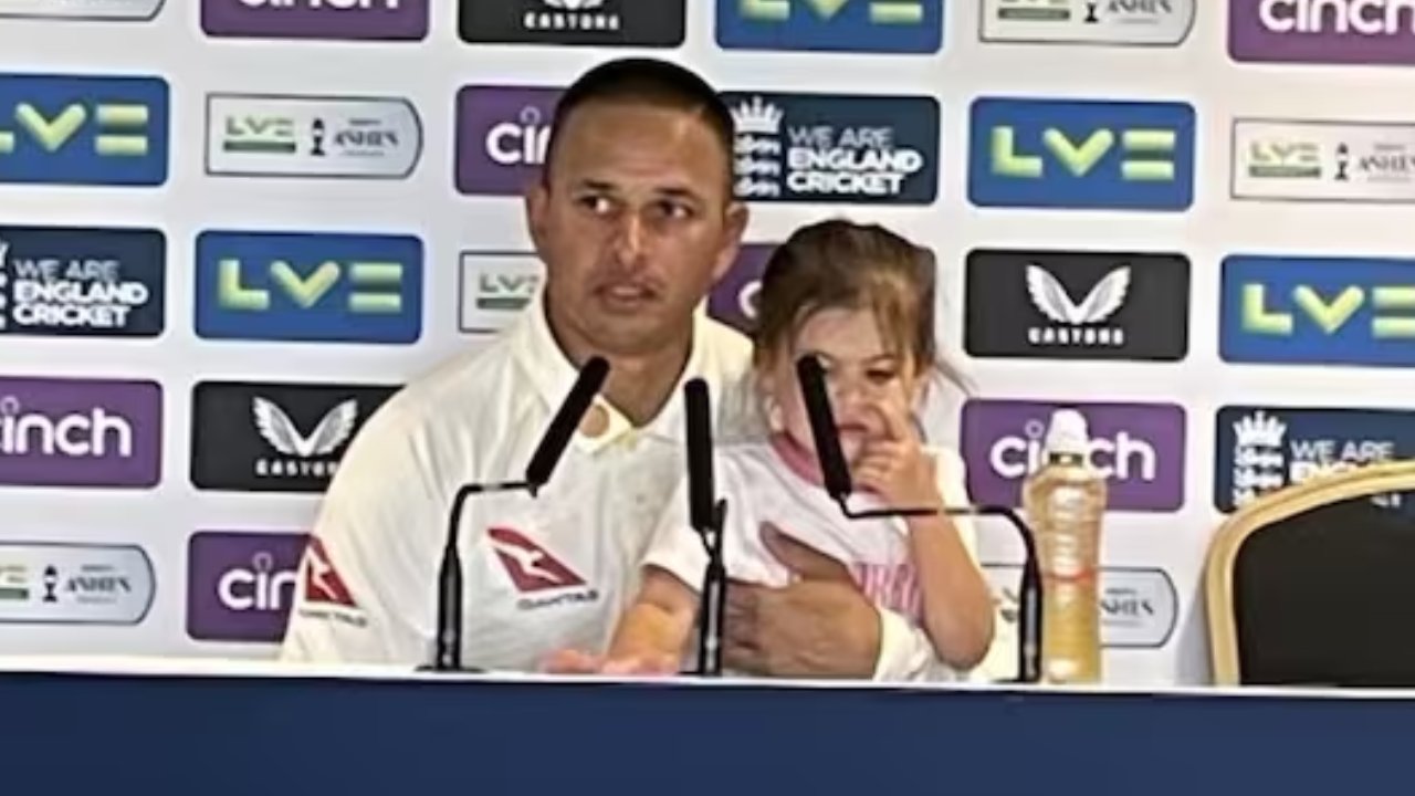 Usman Khawaja: క్యూట్ వీడియో.. కూతురితో కలిసి విలేకరుల సమావేశంలో ఆస్ట్రేలియా క్రికెటర్.. ఆ చిన్నారి ఏం చేసిందంటే..