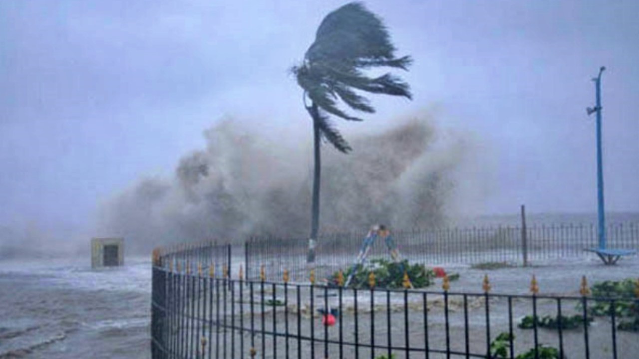 BiparJoy Cyclone : గుజరాత్ కచ్ తీరం వైపు దూసుకొస్తున్న బిపోర్ జాయ్ తుఫాను