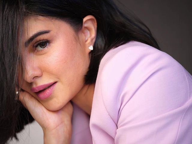 Bollywood heroine Jacqueline Fernandez stylish looks photos