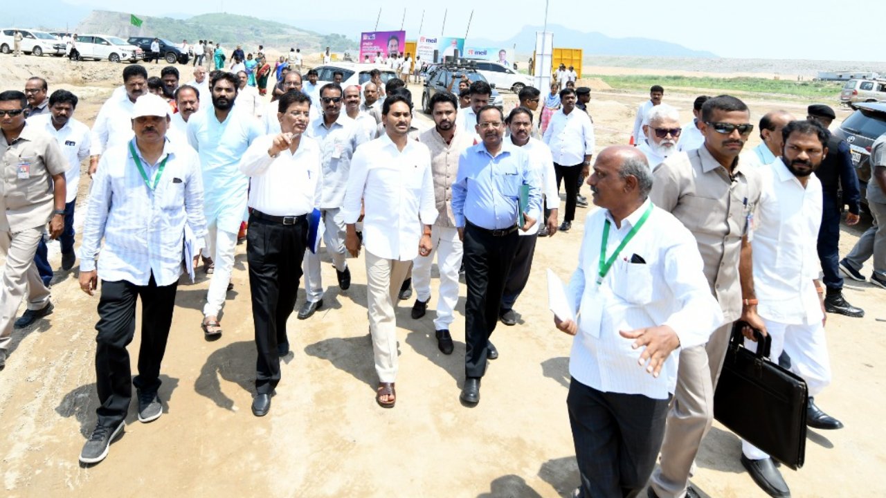 CM Jagan Polavaram Tour: దెబ్బతిన్న డయాఫ్రం వాల్‌ను త్వరగా పూర్తిచేయాలి.. పోలవరం ప్రాజెక్టు పనులను పరిశీలించిన సీఎం జగన్