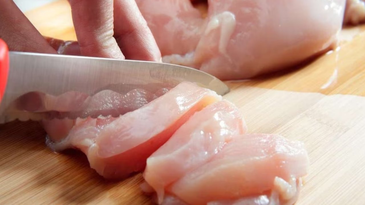 Chicken Prices Increased: రికార్డు స్థాయిలో ధరలు.. మటన్‌తో పోటీకి సై అంటున్న చికెన్..