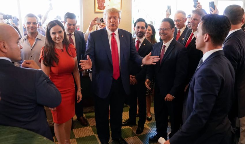 Donald Trump : అందరి బిల్లు నేనే చెల్లిస్తానని చెప్పి హోటల్ బిల్లు కట్టకుండా ఎస్కేప్ అయిన ట్రంప్.!