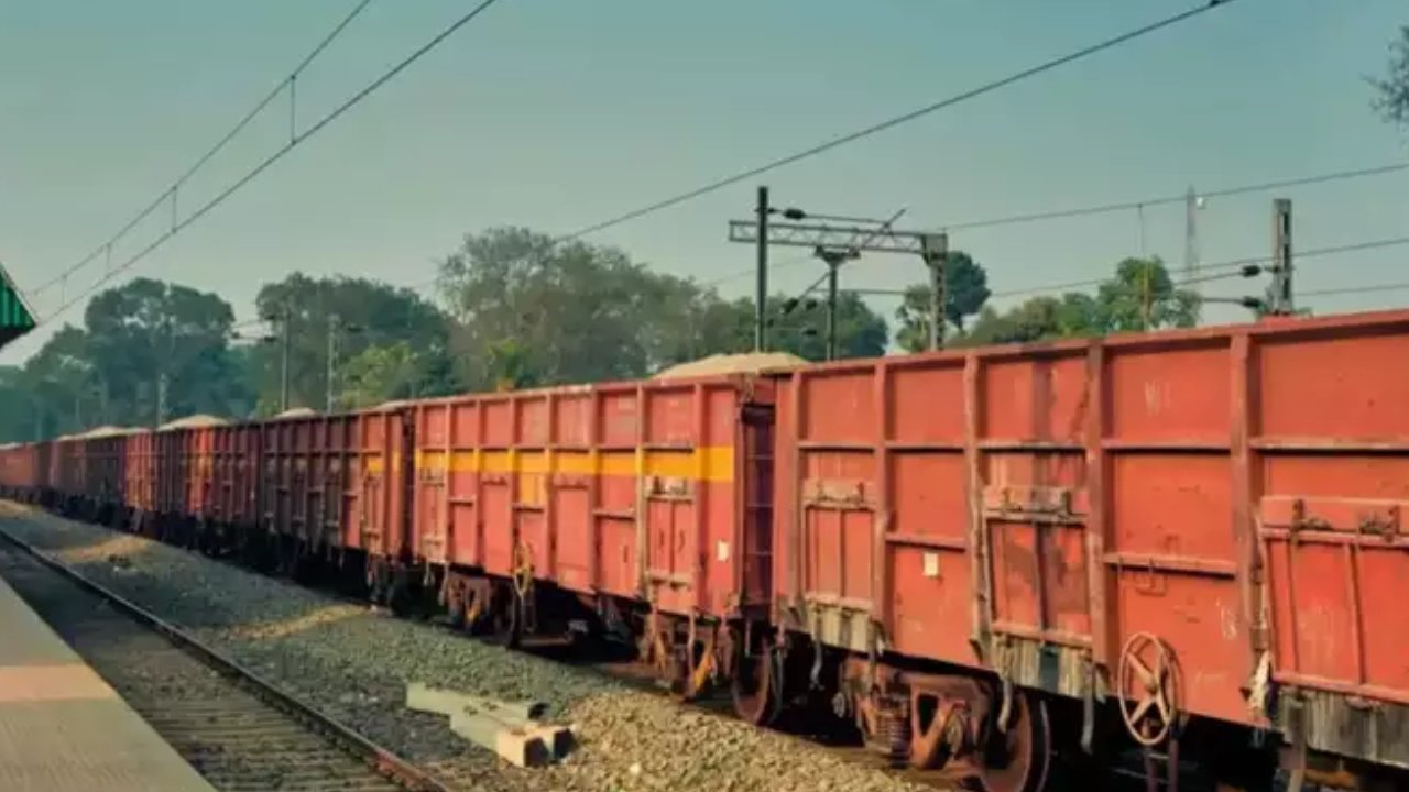 Indian Railway: ఏపీలో పట్టాలు తప్పిన గూడ్స్‌ రైలు.. ఆ రూట్‌లో పలు రైళ్లు రద్దు