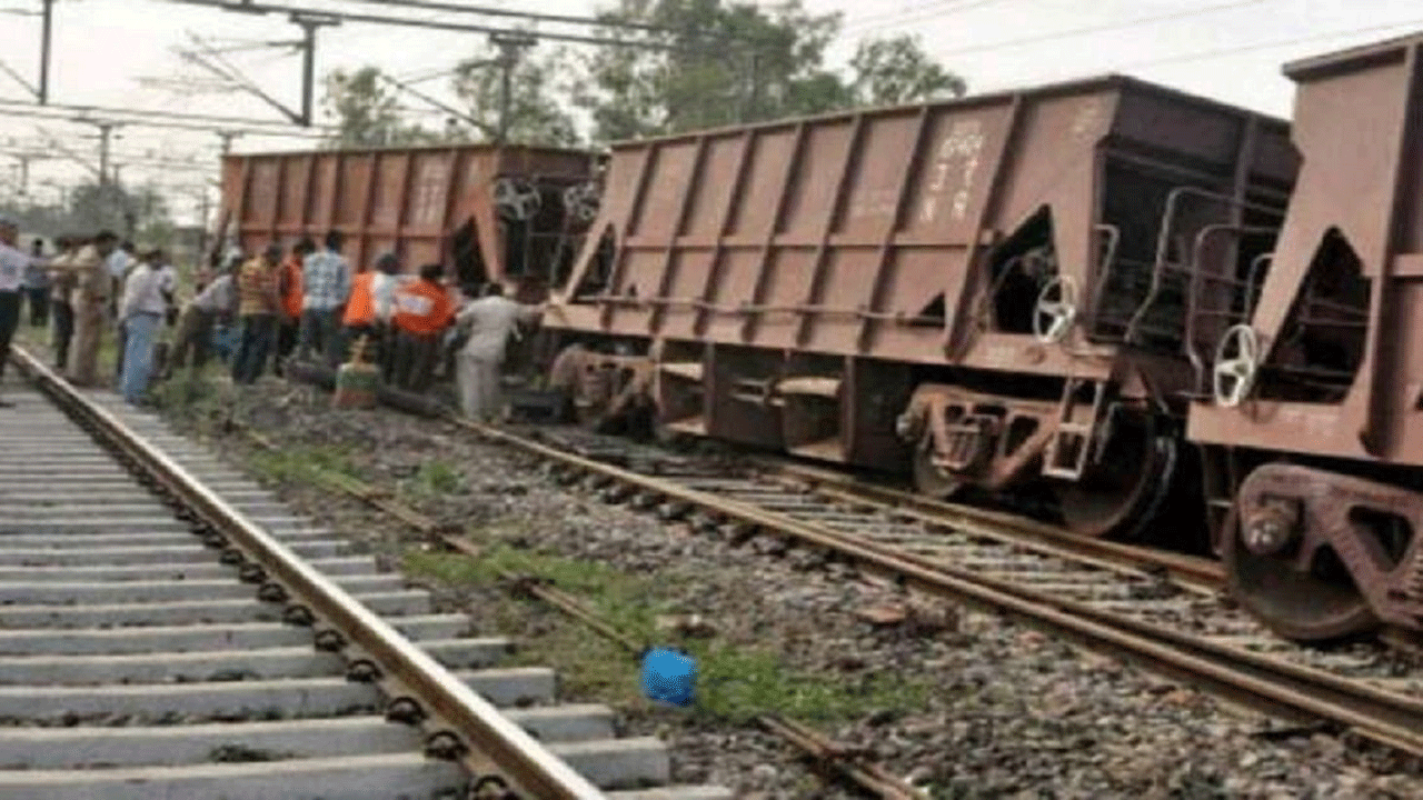 Goods Train Derails: ట్రాక్టరును ఢీకొని పట్టాలు తప్పిన గూడ్స్ రైలు…ఆరుగురికి గాయాలు