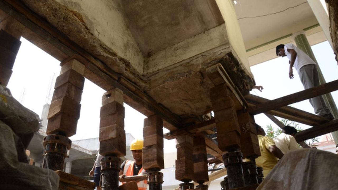 Hyderabad Ancient Building : హైదరాబాద్ లో పురాతన బిల్డింగ్ ను హైడ్రాలిక్ జాకీలతో ఎత్తు పెంచే ప్రయత్నం విఫలం