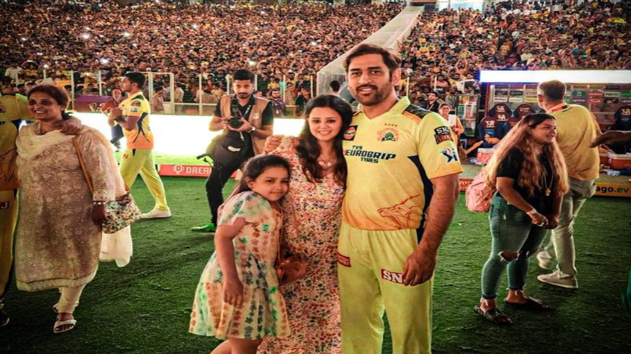 MS Dhoni: ధోని ఫ్యామిలీ ఫోటో.. బ్యాక్ గ్రౌండ్‌ను ఎడిట్ చేయాల‌ని కోరిన అభిమాని.. ఆ త‌రువాత‌