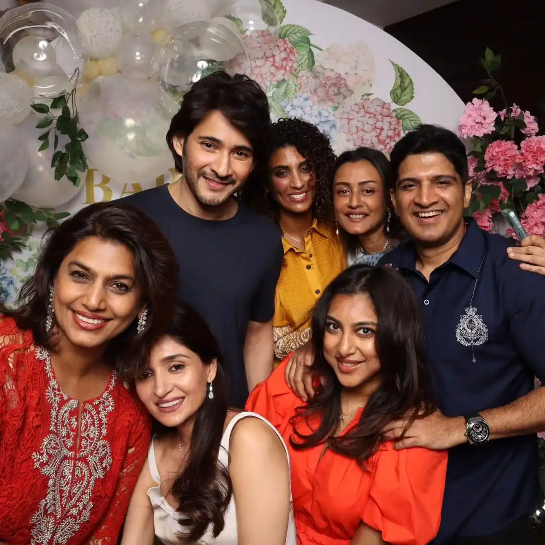 Mahesh Babu enjoying with Family and Friends in Party