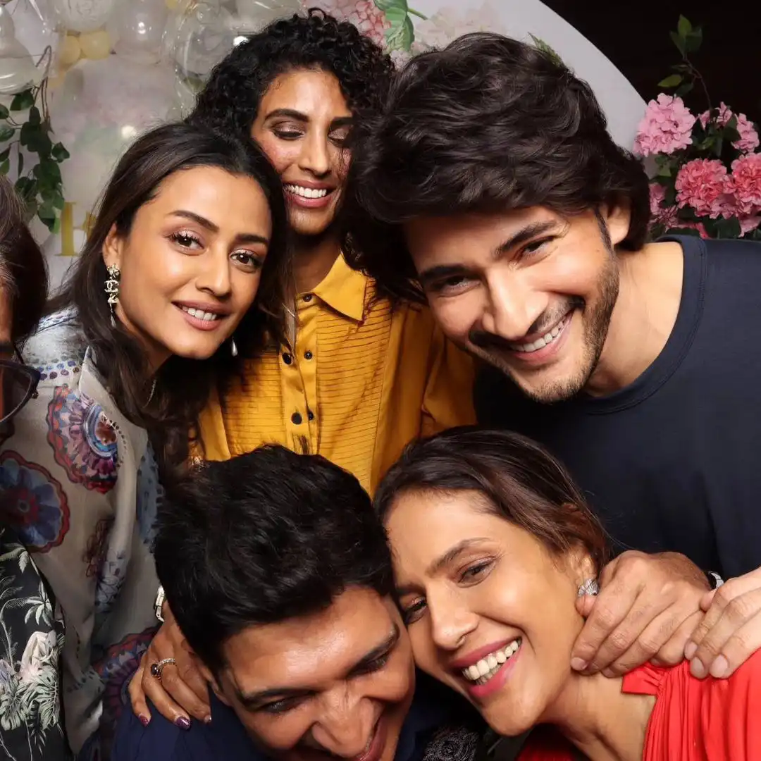 Mahesh Babu enjoying with Family and Friends in Party