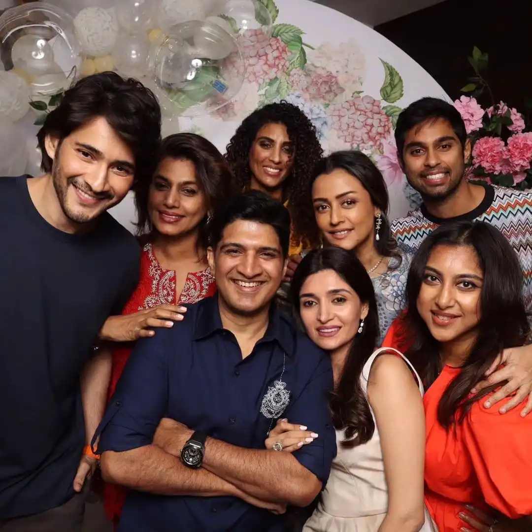 Mahesh Babu enjoying with Family and Friends in Party