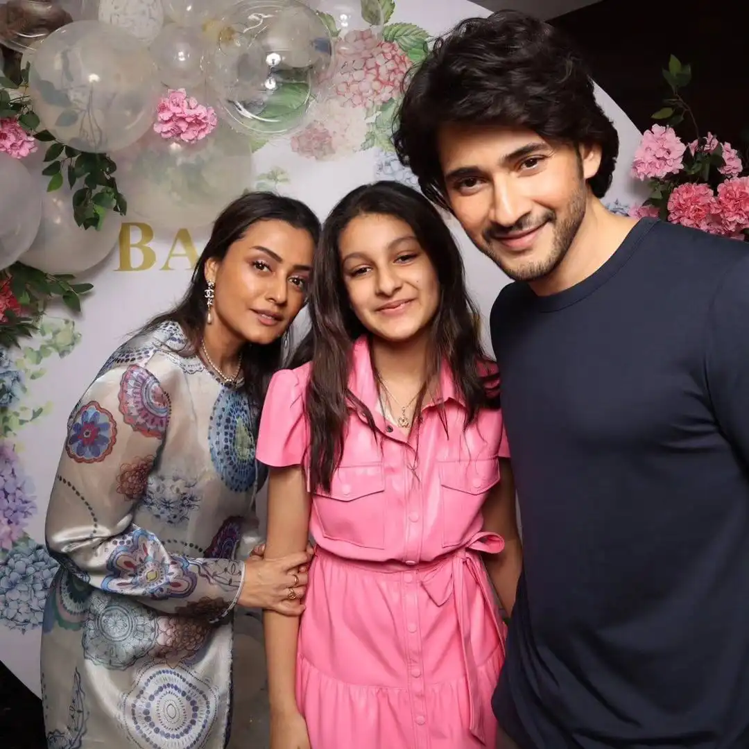 Mahesh Babu enjoying with Family and Friends in Party