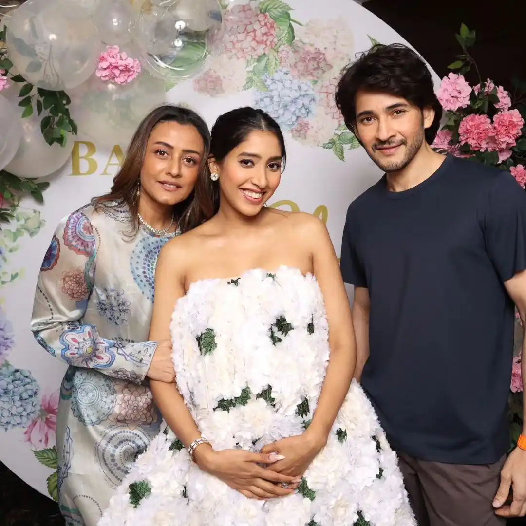 Mahesh Babu enjoying with Family and Friends in Party