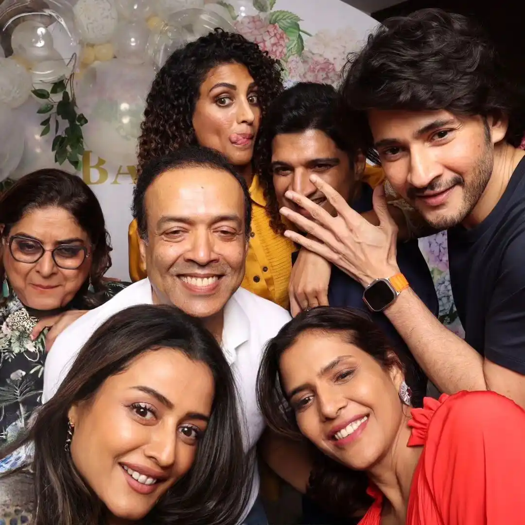 Mahesh Babu enjoying with Family and Friends in Party