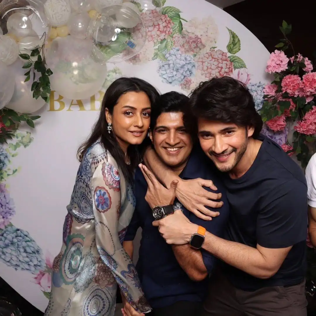 Mahesh Babu enjoying with Family and Friends in Party