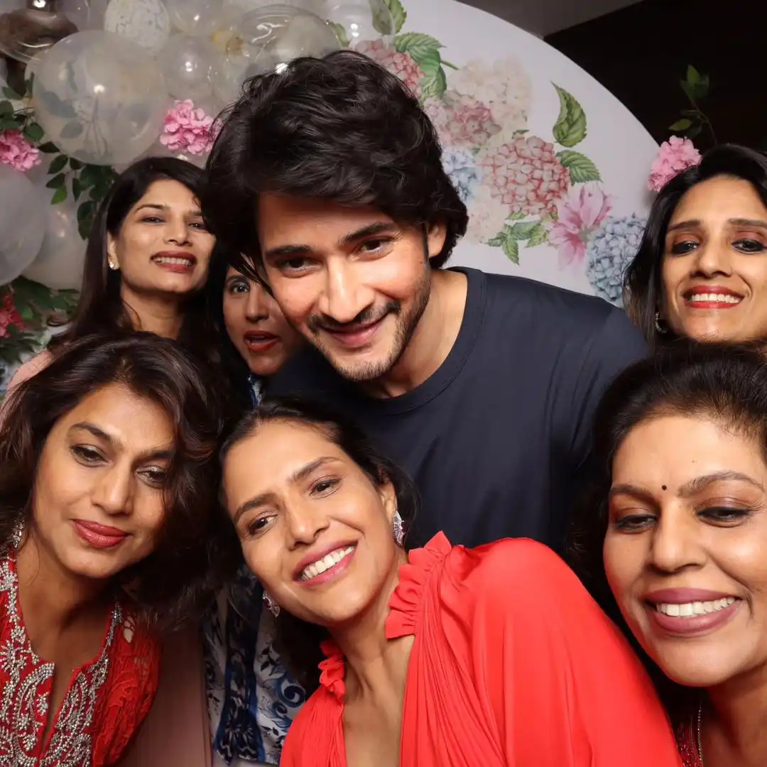 Mahesh Babu enjoying with Family and Friends in Party