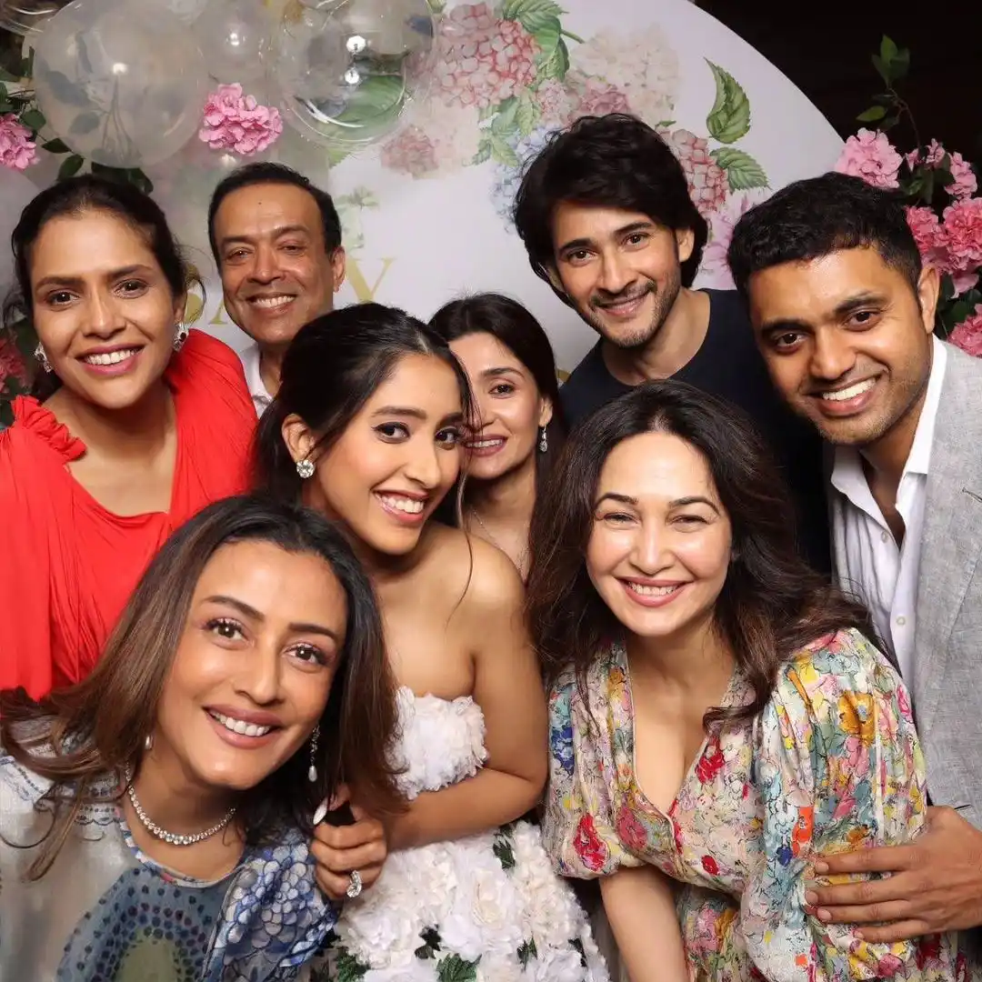 Mahesh Babu enjoying with Family and Friends in Party