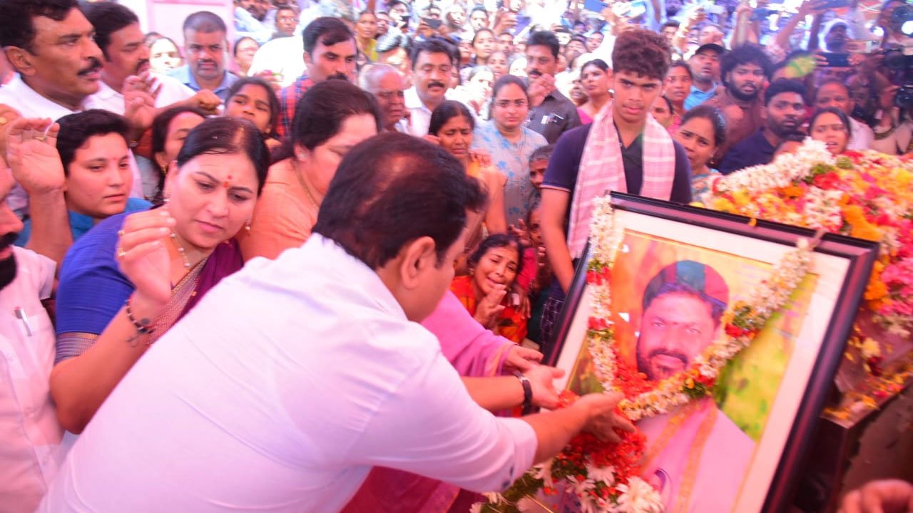 Minister KTR: జగదీష్ కుటుంబానికి అండగా ఉంటాం.. జగదీష్ పార్ధివదేహానికి నివాళులర్పించిన మంత్రి కేటీఆర్