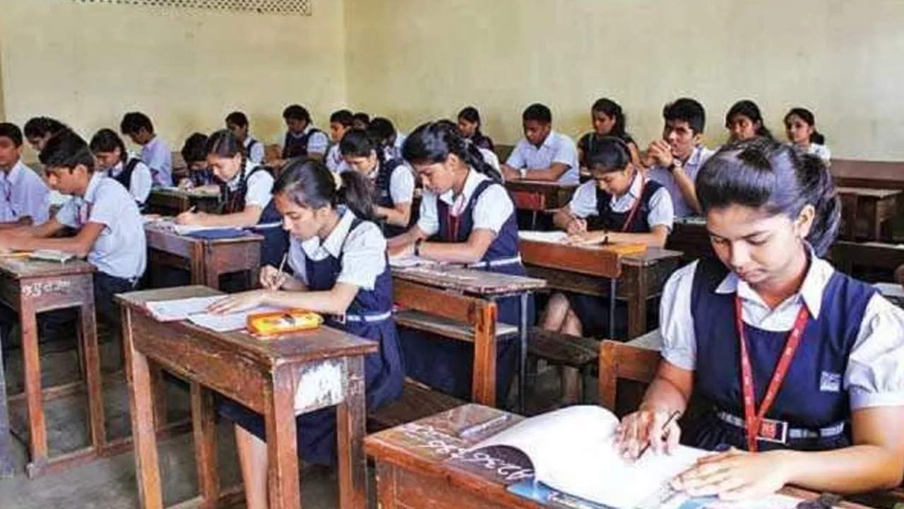 NCERT 10th Class : పదో తరగతి పాఠ్య పుస్తకాల నుంచి ఆవర్తన పట్టిక, ప్రజాస్వామ్యం చాప్టర్లు తొలగింపు