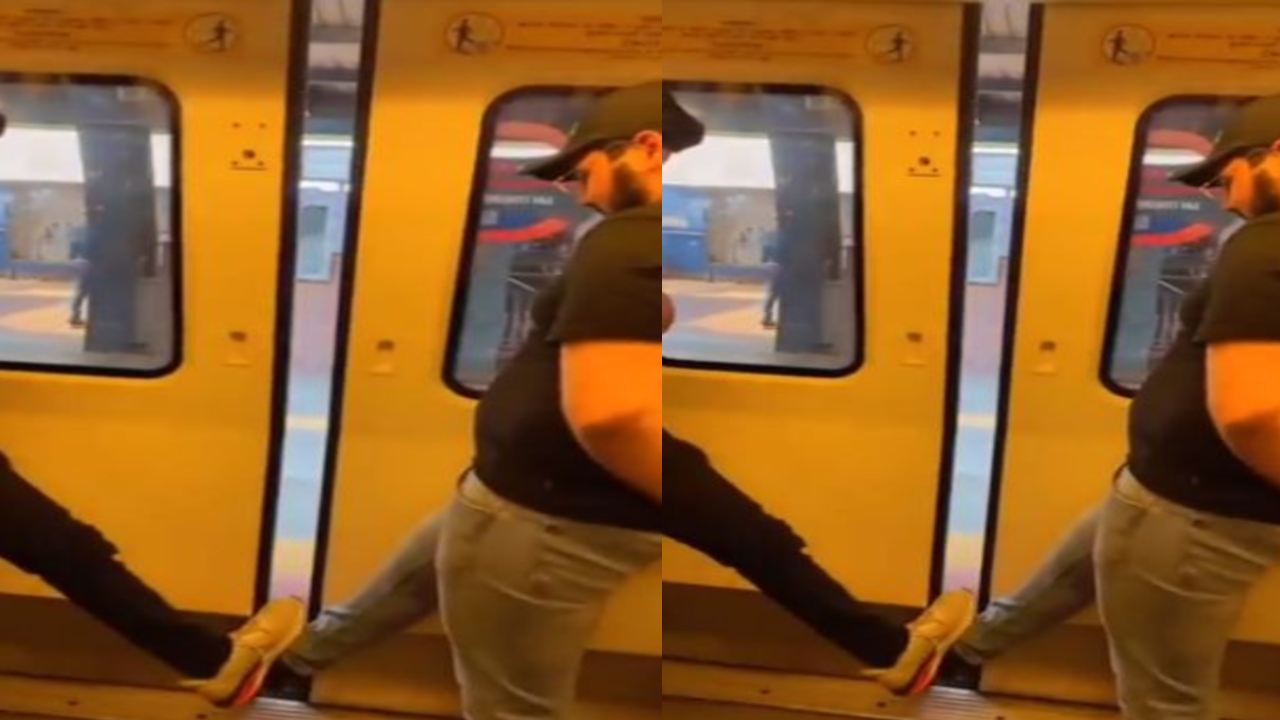 Delhi Metro : మెట్రోని ఆపడానికి కాలితో డోర్ లాగిన ఆకతాయిలు.. మండిపడుతున్న ప్రయాణికులు