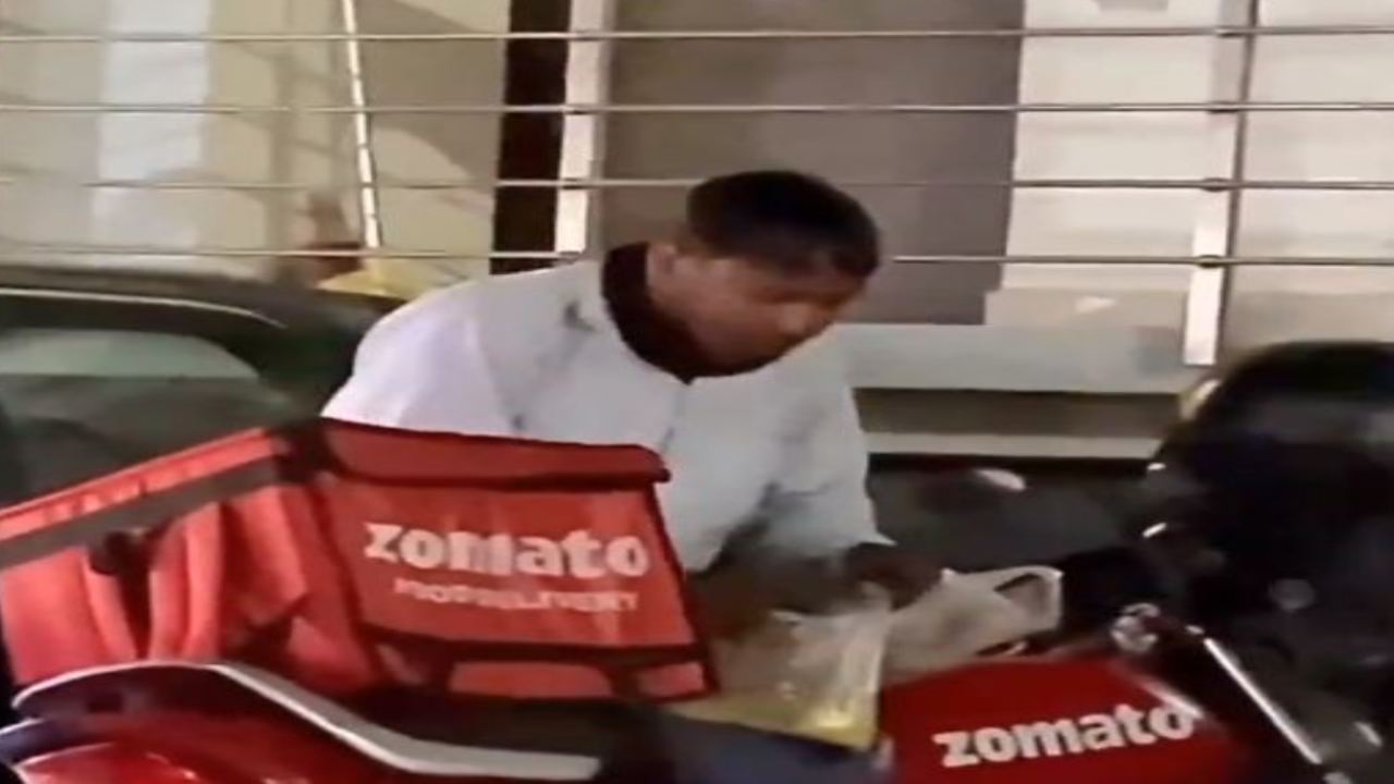 Viral Video : ప్లాస్టిక్ బ్యాగ్ నుంచి ఆహారం తింటున్న జొమాటో డెలివరీ ఏజెంట్.. ఐఏఎస్ ఆఫీసర్ షేర్ చేసిన వీడియో వైరల్
