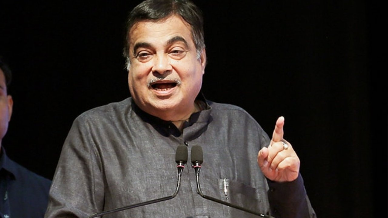 Nitin Gadkari: పాఠ్య పుస్తకాల్లో సావర్కర్ పాఠ్యాంశాన్ని తొలగించిన కర్ణాటక ప్రభుత్వం.. కేంద్ర మంత్రి నితిన్ గడ్కరీ కీలక వ్యాఖ్యలు