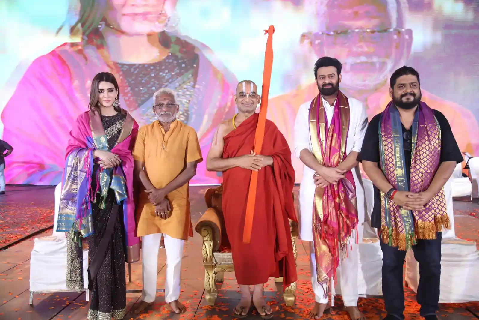 Prabhas Kriti Sanon Photos at Adipurush Pre Release Event tirupati