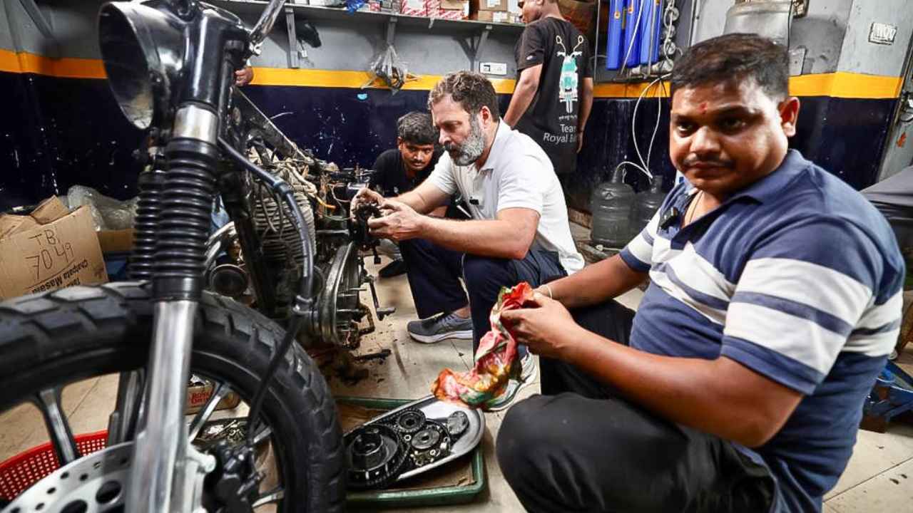 Rahul Gandhi: బైక్ మెకానిక్‌లా మారిన రాహుల్ గాంధీ .. సుమారు గంటన్నర పాటు కరోల్‌బాగ్‌లోనే.. ఫొటోలు వైరల్