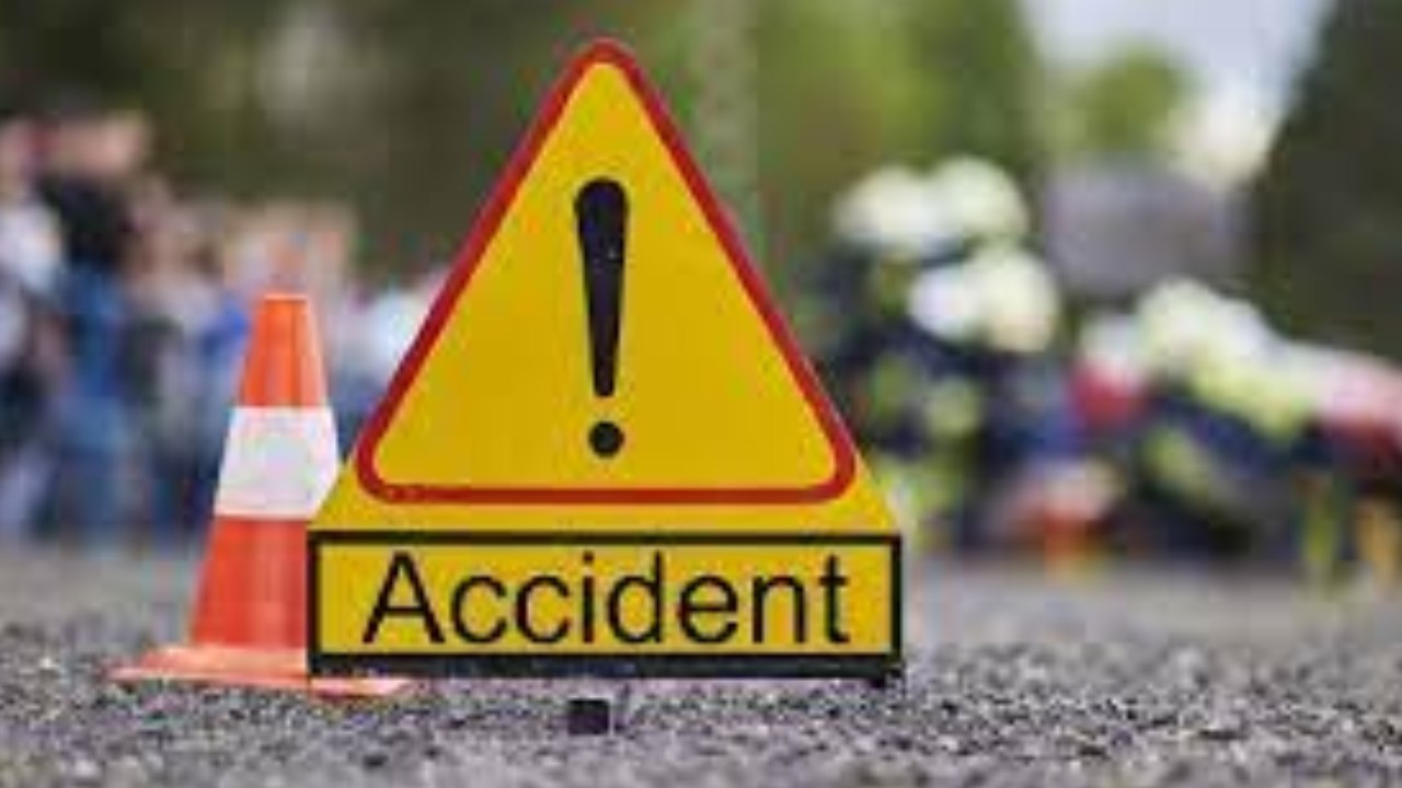 Hyderabad Road Accident : ఎదురుగా వస్తున్న ద్విచక్ర వాహనాలను ఢీకొట్టిన జీహెచ్ఎంసీ లారీ.. ఇద్దరికి తీవ్ర గాయాలు, పరిస్థితి విషమం