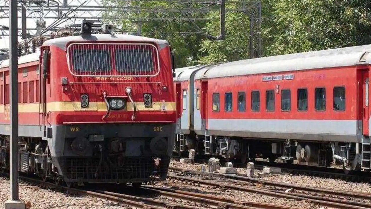 South Central Railway:  రైల్వే ప్రయాణికులకు అలర్ట్‌.. జులై 3 వరకు ఆ రూట్లలో 36 రైళ్లు రద్దు.. 22 ఎంఎంటీఎస్ రైళ్లు కూడా..